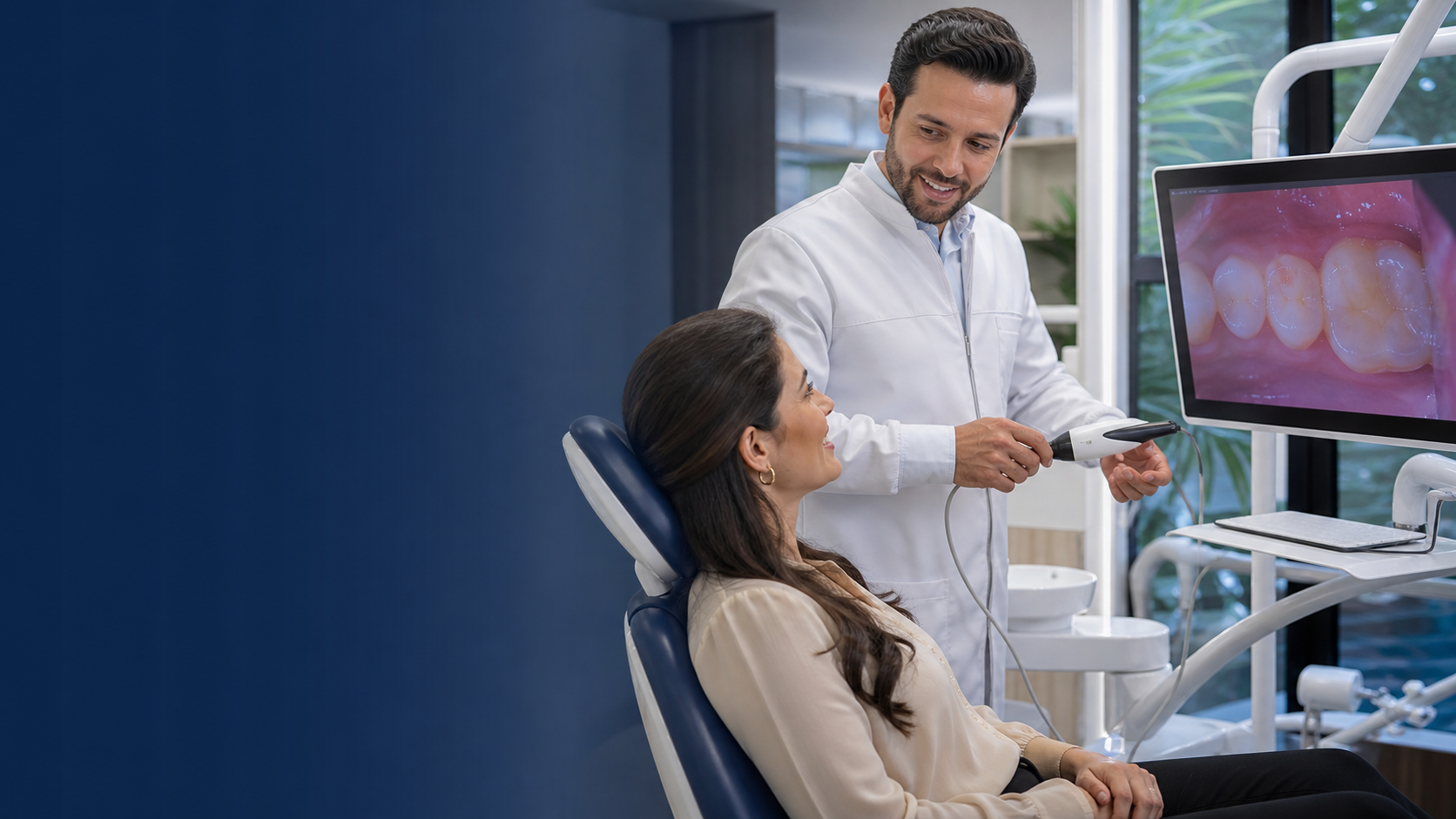 Dentista utilizando câmera intraoral durante atendimento odontológico eficiente